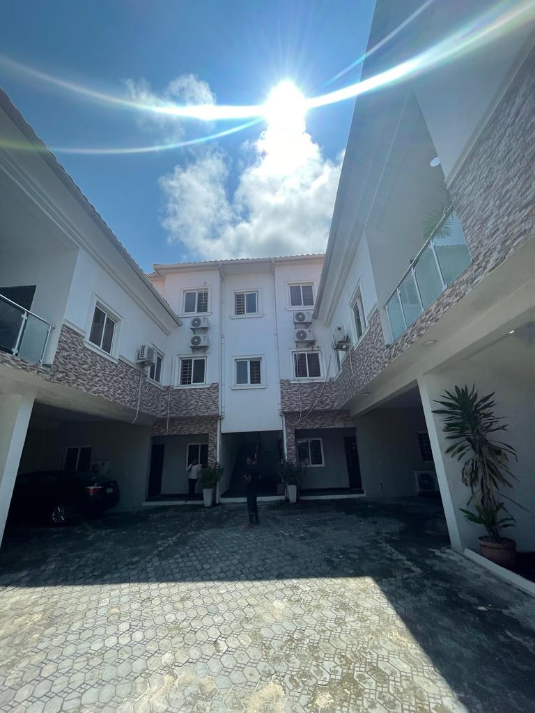 3 bedrooms Flat / Apartment for rent at Lekki Phase 1 for rent Lekki