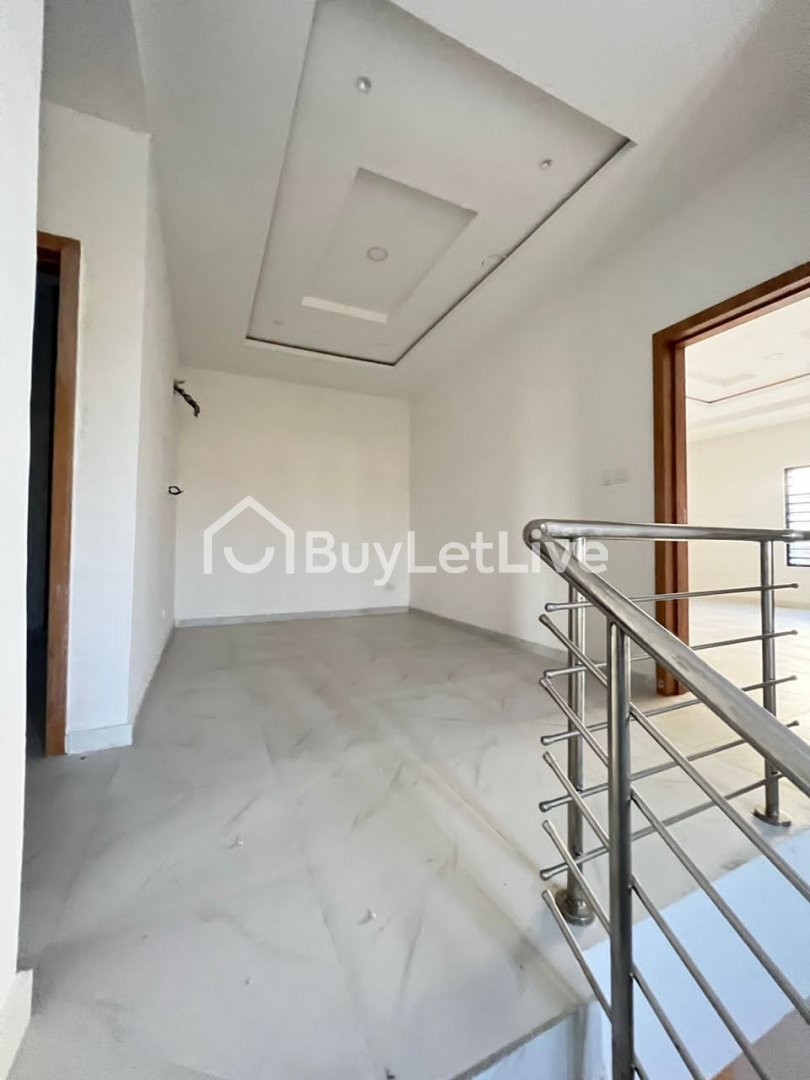 4 bedrooms Terraced Duplex for sale at Osapa london
