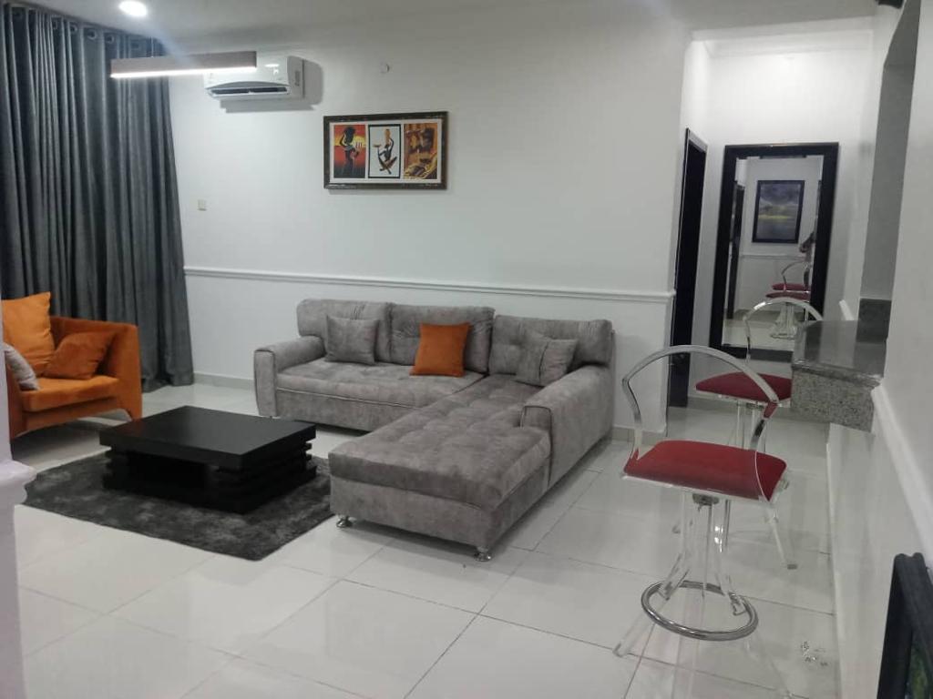 3 bedrooms Flat / Apartment for rent at Osapa london