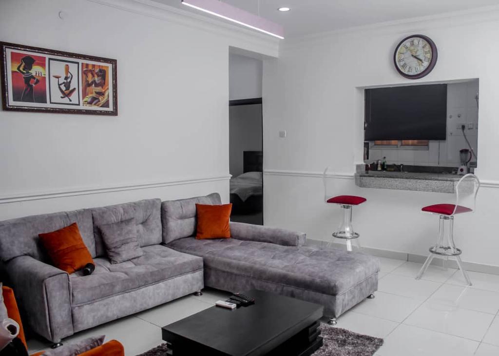 3 bedrooms Flat / Apartment for rent at Osapa london